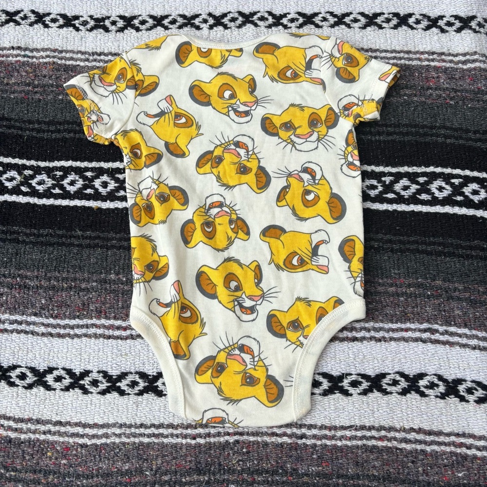 DISNEY BABY THE LION KING SIMBA GRAPHIC PRINT ONE PIECE SIZE 6/9 MONTHS - Picture 2 of 3